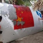 中国海警船在南中国海有争议水域强行抢走菲海军打捞的火箭碎片