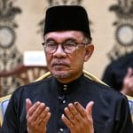 长期改革派领导人安华宣誓就任马来西亚总理