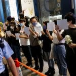 “白纸革命“燃烧至香港 学生市民在大学及闹市高举白纸