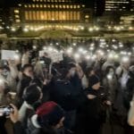 中国留学生在纽约哥大举行大型集会声援中国抗议者 规模可与33年前抗议六四镇压时相比