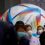 世界杯足球赛场无人戴口罩，中国球迷封控中观赛冰火两重天