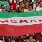 伊朗球迷在伊朗队首场世界杯比赛上声援伊朗抗议运动