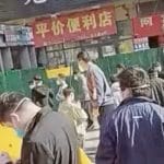 郑州富士康工厂工人与警察发生冲突 - 华尔街日报