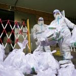 中国24日新增新冠病毒感染病例再破3万