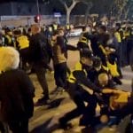 白纸抗议：英国外交部召见中国驻英大使抗议中国警察逮捕殴打BBC记者
