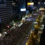 首尔累计近12万人次吊唁踩踏事故遇难者 周六万人上街参加烛光集会