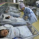 中国多省首次人口自然负增长 政治经济倒退 准父母向往“润”