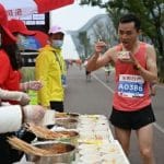 为什么马拉松可以边跑边喝水？