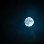 在地球的哪个地方用肉眼看月亮最大？