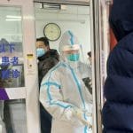 北京两名知名记者感染病毒死亡，突然松绑引起死亡激增