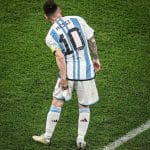 当梅西遭遇左大腿伤势，他是如何改变踢法帮助阿根廷的？