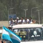 阿根廷足球队回国，400万阿根廷人涌入首都庆祝，当时场面疯狂，阿根廷人为什么要这样？