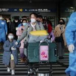 韩国将因逃避新冠检疫隔离而被捕的一名中国籍旅客驱逐出境