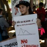 抗议者聚集在里约糖面包山反对修建新的滑索