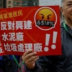 在警方严密的限制下 香港当局批准多年来首次抗议游行