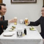 日韩首脑会晤承诺加强合作，打破多年外交僵局