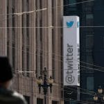 马斯克提出给予员工股权奖励，对Twitter的估值约200亿美元 - 华尔街日报
