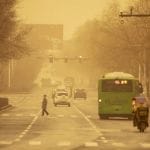 今年规模最大的沙尘暴袭击中国北方十八个省区市