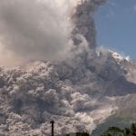 印尼火山喷发 村庄被火山灰覆盖