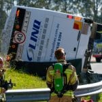 澳大利亚巴士翻覆意外 已知至少10死