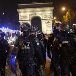 法国骚乱持续势头趋缓 但一市长家遭燃烧汽车攻击