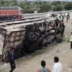 印度巴士高速公路爆胎起火   至少25死8伤