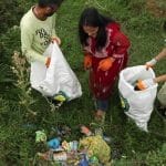 志愿者辛勤清理喜马拉雅山游客留下的大片垃圾