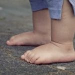 小孩在家喜欢光脚不穿拖鞋，反复说也改不过来怎么办？