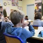 法国教育部长宣布，法国中小学将进行“校服实验”