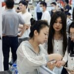 中国青年失业率持稳，数据显示经济形势喜忧参半 - 华尔街日报