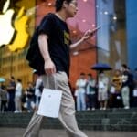 iPhone16在中国市场接连降价：苹果在华面临消费降级、国产品牌竞争的挑战