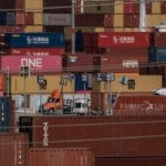 砍掉产品、考虑裁员：美国小企业主如何应对对华关税
