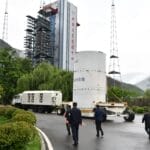 中国发射天问二号，启动小行星探测采样任务