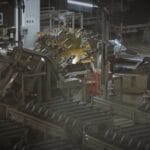 美国长滩港货运量因关税暴跌三成，港口负责人：货架要空了