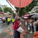 家长细雨中手捧鲜花等待，上海考生希望“外语二刷考到更理想的分数”