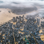 第1现场｜当洪水漫过家园，他们把自己变成桥