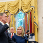 美国驻华新大使庞德伟会晤中国外长王毅，强调沟通对美中关系至关重要