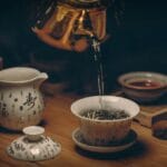旋转水杯，水中的茶叶为什么向中心聚集？