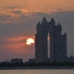 为什么逆光拍照时太阳会把楼晒出一个缺口?