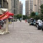 男童在餐馆外遭醉汉用塑料椅砸头：或需做开颅手术，伤人者已被刑拘