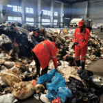言短意长｜高温下4小时翻遍8吨垃圾找一块儿童手表，值得吗？