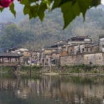 媒体：古镇村民引导游客逃票，尴尬了谁？