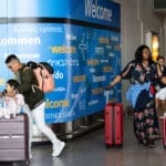 想去美国旅游？你可能要多花250美元“签证诚信费”