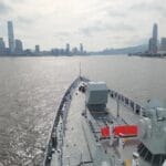 多视角现场图来啦！中国海军山东舰航母编队抵达香港
