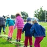 孩子只在父母面前「情绪失控」，在外却近乎「完美」，正常吗？该如何引导？