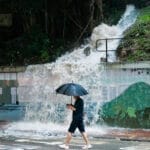 香港连日暴雨引发洪灾：医院淹水，巴士被困