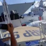 中国海警船与解放军军舰相撞，菲律宾批“危险动作”