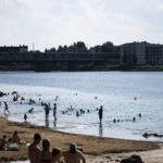 北极圈遭遇13天30℃热浪：医院爆满、溜冰场成避暑所，驯鹿濒临死亡