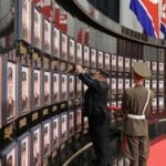 金正恩为援俄朝军部队指战员亲授表彰：对阵亡军人家属表示最深切的哀悼