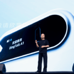 钉钉发布首款 AI 硬件，CEO 首谈加班争议，「无招」的大招是给每个打工人配 AI 秘书